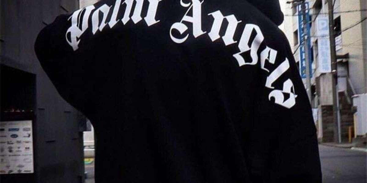 Why Palm Angels Appeals to Both Luxury Shoppers and Streetwear Enthusiasts