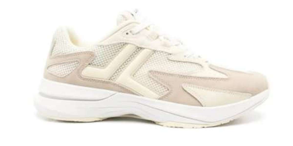 Why Minimalist Sneaker Fans Love Common Projects
